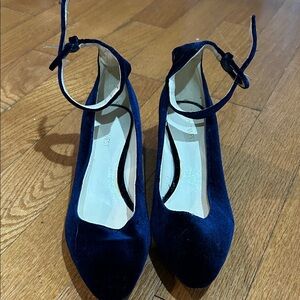 Elegant midnight blue velvet Nine West heels. Sz 8 M